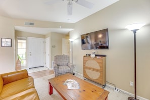 Living Room | Free WiFi | Smart TV
