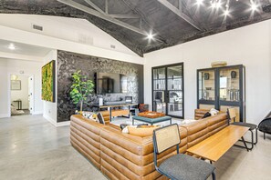 Living Room | Smart TV | Central A/C | Single-Story Home