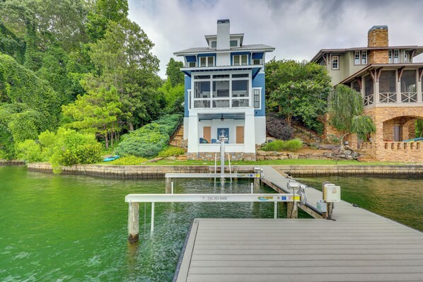 Alexander City Vacation Rental | 4BR | 4.5BA | Stairs Required | 3,300 Sq Ft