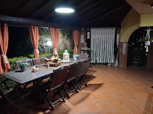 Outdoor dining