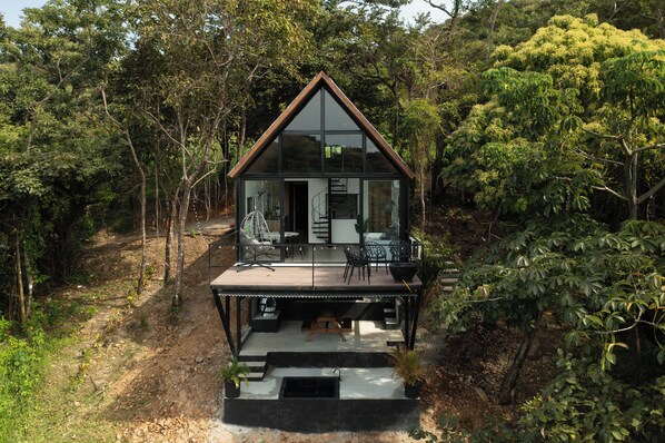 A cabin in the woods to unplug from the world.