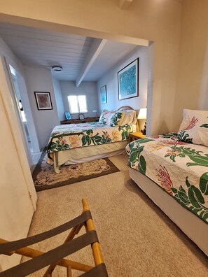 Bed room with queen and twin beds.