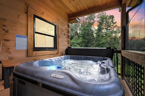 Outdoor spa tub