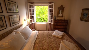 King bed and A/C