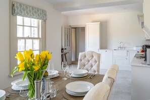 17 Market Place, Southwold: Dining table and seating for eight guests
