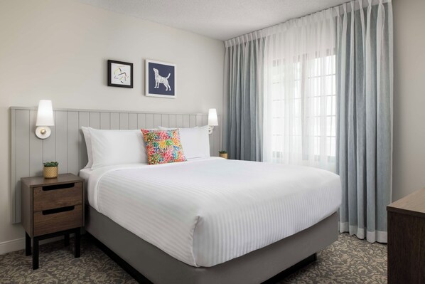Unit with Queen bed. Exact unit will be assigned upon arrival. Views, colors, and decor may vary.