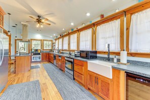 Kitchen | 2 Stoves/Ovens | Desk | Free WiFi | Central Air Conditioning/Heat