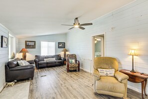 Living Room | Free WiFi | Smart TV | Central A/C