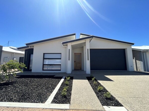 Elite Oasis - Front of House