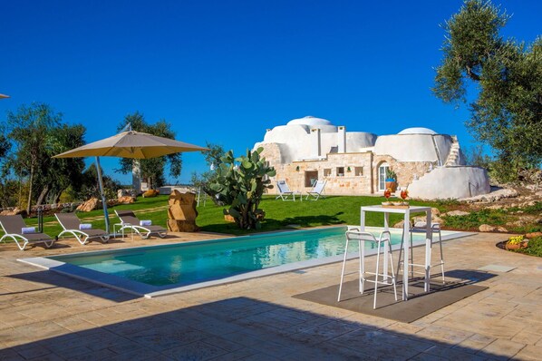 Activities, Balcony / Terrace / Patio, Building Exterior, Facilities, Garden, Pool, Spring, Summer