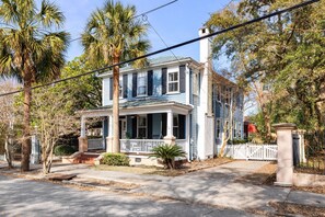 Welcome to 56 Gadsden, the newest addition to our mid-term rental portfolio! Available for leases ranging from 30 days to 6 months.