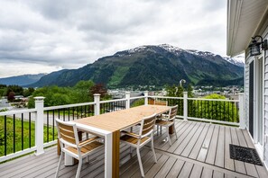 Deck with outdoor dining