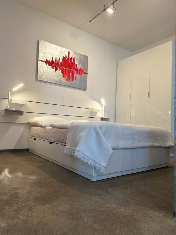 Offenes Schlafzimmer mit Plisseevorhang