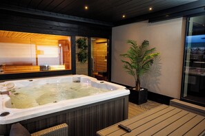 Indoor spa tub