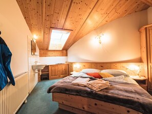 Bedroom, Home, Bed, Bed Sheet, Bed Frame, Bedding, Ceiling, Drawer, Hardwood, Glacial Landform