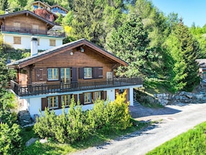 House, Home, Cottage, Rural Area, Roof, Hill Station, Larch, Porch, Slope, Village