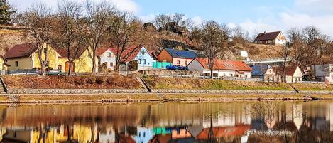 Bank, Haus, Ländliches Gebiet, Zuhause, Menschliche Siedlung, Reflexion, Dorf, Hütte, Morgen, Fluss