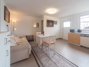 Meubles, Design Intérieur, Sol, Sol, Bois, Plafond, Pièce, Canapé, Éclairage, Table