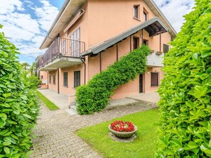 Estate, Lawn, Garden, Landscaping, Yard, Balcony, Villa, Hacienda, Driveway, Hedge