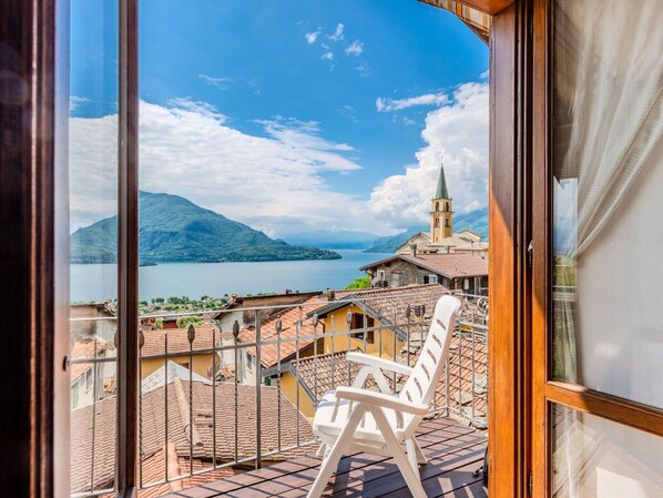 Balcon, Chaîne De Montagnes, Chaise, Plante D'Appartement, Eco Hôtel, Recours, Pot De Fleur, Hôtel, Ville Resort, Lampe