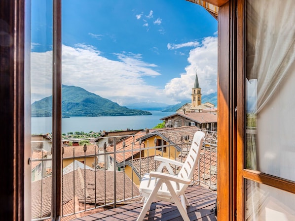 Balcon, Chaîne De Montagnes, Chaise, Plante D'Appartement, Eco Hôtel, Recours, Pot De Fleur, Hôtel, Ville Resort, Lampe