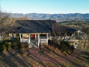 Front porch rocking, mountain watching—this is Smoky Mountain living at its finest. 