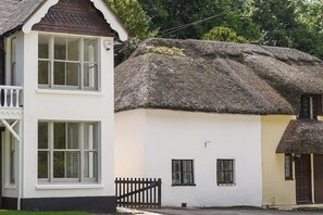 Thatched one bedroom cottage in beautiful Milton Abbas in Dorset 