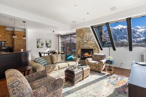 2.012-wintercrown-penthouse-living-room(6)