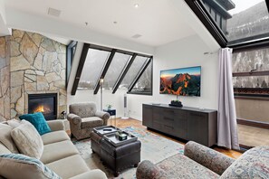 2.01-wintercrown-penthouse-living-room-(6)