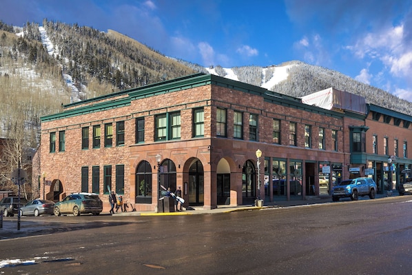 1.02-wintercrown-penthouse-exterior(2)