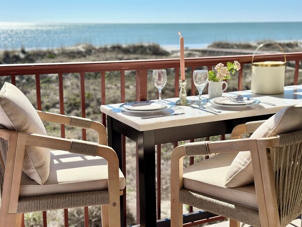 Beautiful Direct Oceanfront! Romantic al fresco dining with panoramic