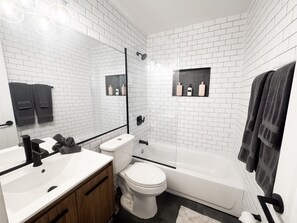Full size bathroom seperating the bedrooms
