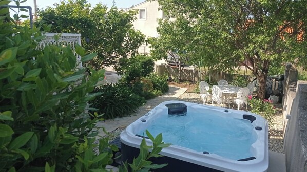 Outdoor spa tub