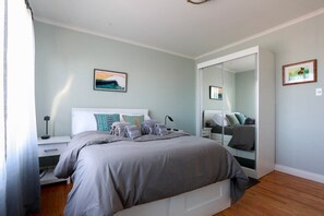 Bedroom with queen size bed