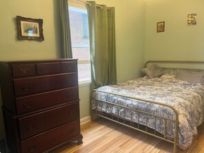 Single queen bed room, in tranquel colors.