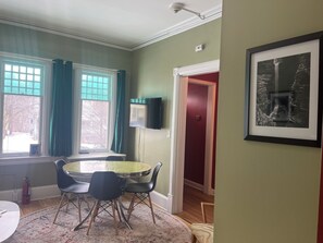 Share meals, watch the smart-TV, look out at on charming State Street.