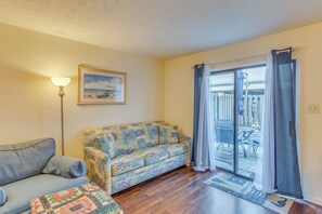 Living Room | Free WiFi | Smart TV | Central A/C | Full Sleeper Sofa | 1st Floor
