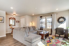 Living Room | Free WiFi | Central Heating & A/C | Smart TV | 1st Floor