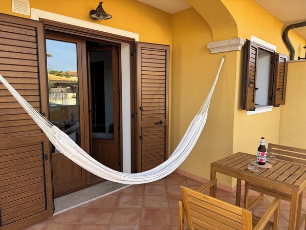 We welcome you with this hammock and wish you happy vacations 