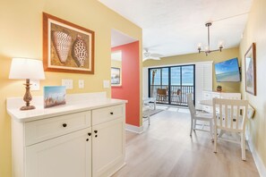 Buffet/dining/TV/lanai