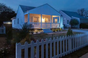 Welcome to your charming coastal cottage in Beaufort, NC—just minutes from the waterfront and historic downtown!