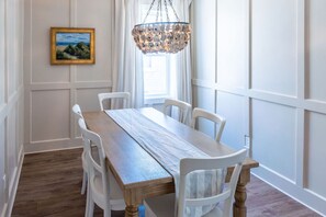 Gather & Dine – A stylish six-seat dining area, perfect for shared meals and great conversation.