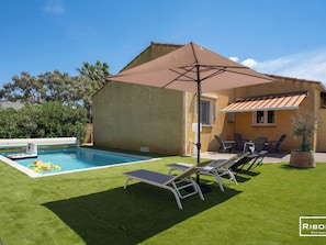 Grand jardin clôturé avec piscine, bain de soleil etc.