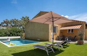 Großer eingezäunter Garten mit Pool, Sonnenliegen etc.
