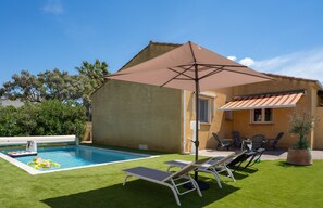 Großer eingezäunter Garten mit Pool, Sonnenliegen etc.