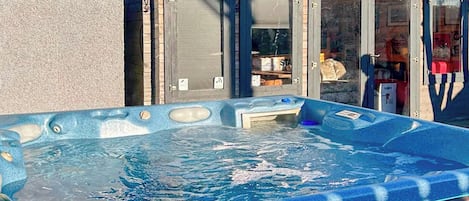 Hot tub | Follonsby Foal Cottage, East Boldon, near Newcastle