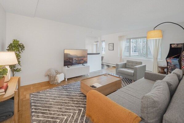 Bright living room with Smart TV, Arcade Game and sofa-bed