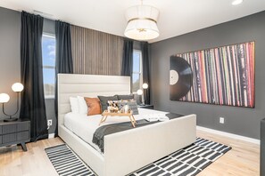 2nd Unit - 3rd Floor: Primary Bedroom featuring a King bed, Smart TV, walk-in closet, and en-suite bathroom.