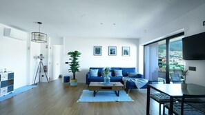 Diamond Ocean View is a luxurious apartment in Funchal with stunning ocean, city, and mountain views. Enjoy a shared pool, free Wi-Fi, parking, and AC—perfect for a stylish and comfortable getaway! #funchal #luxury