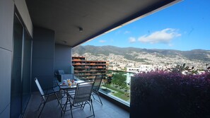 Spacious balcony with breathtaking mountain, city, and ocean views. Perfect for outdoor dining, relaxing, and enjoying Funchal’s stunning scenery in comfort #spacious